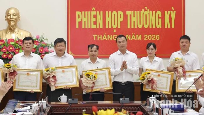 Chủ tịch UBND tỉnh Tô Anh Dũng trao Bằng khen cho các tập thể, cá nhân.