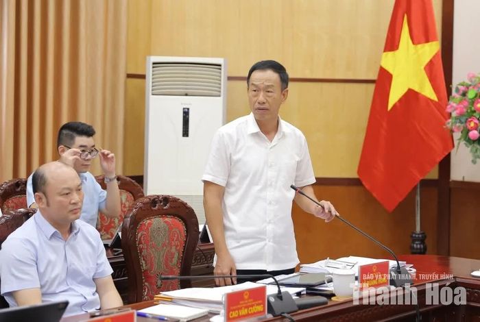 Phó Chủ tịch UBND tỉnh Lê Quang Hùng phát biểu tại phiên họp.