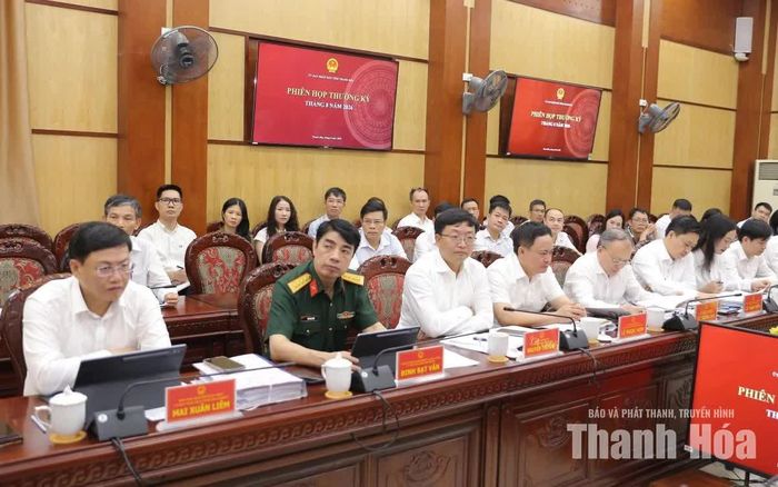Các đại biểu dự phiên họp.