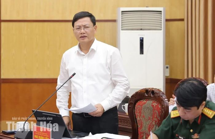 Phó Chủ tịch Thường trực UBND tỉnh Mai Xuân Liêm phát biểu tại phiên họp.