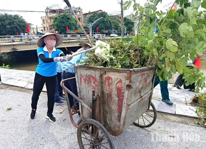 Hội viên phụ nữ thu gom rác thải tập kết không đúng nơi quy định.