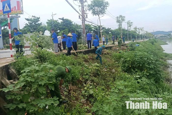 Cán bộ, đoàn viên, hội viên và Nhân dân tập trung dọn dẹp vệ sinh xung quanh khu vực cầu Đông Hương.