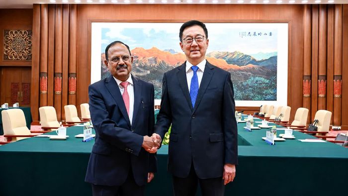 Cố vấn An ninh Quốc gia Ấn Độ Ajit Doval có cuộc gặp riêng với Phó Chủ tịch nước Trung Quốc Hàn Chính.
