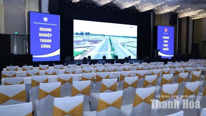 Hội trường, sân khấu đã được bố trí, hoàn thiện.