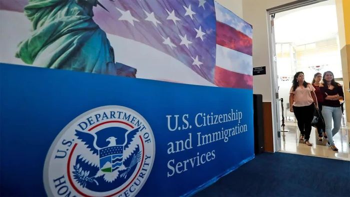 Người dân tại một cơ sở của Cơ quan Di trú và Nhập tịch Mỹ (USCIS). Ảnh: Tư liệu.