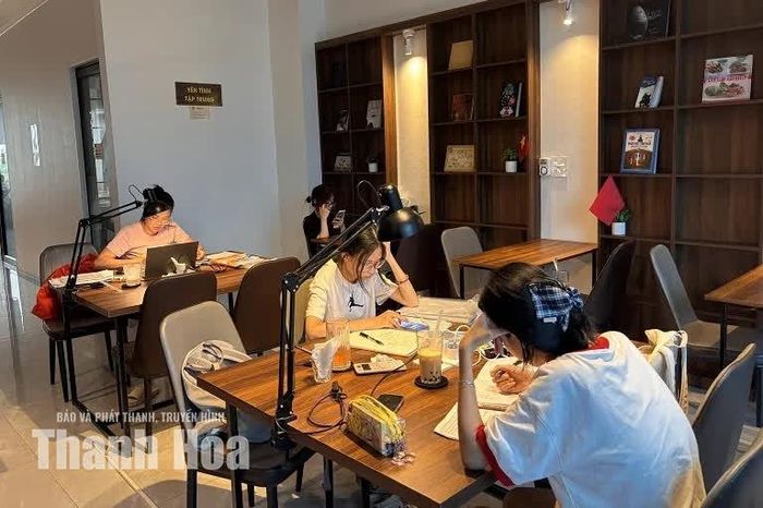 Quán cà phê Chill Time ngày càng thu hút đông đảo các bạn trẻ, “dân” văn phòng đến trải nghiệm không gian, dịch vụ.