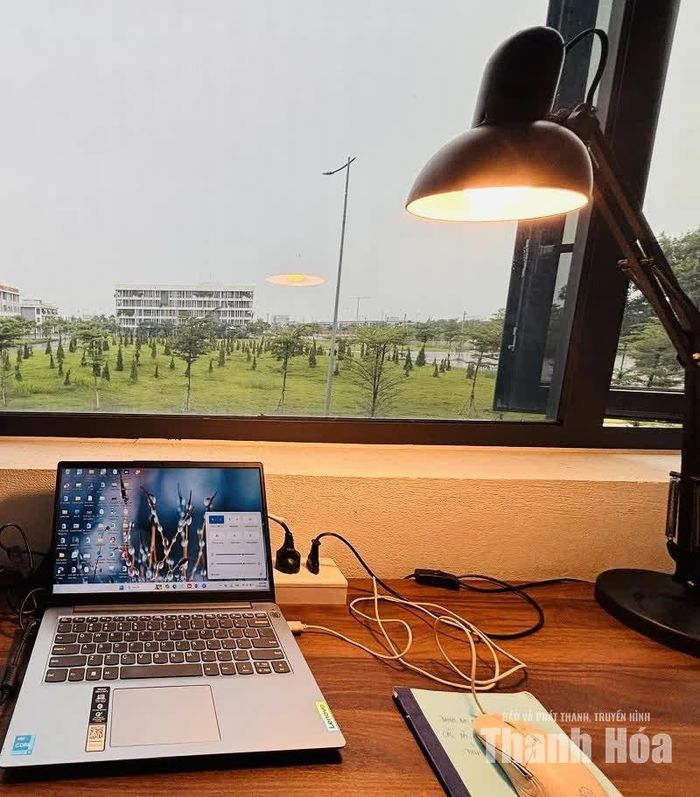 Khi công nghệ cho phép công việc được kết nối qua máy tính và internet, một chiếc bàn trong quán cà phê cũng có thể trở thành một nơi làm việc lý tưởng.