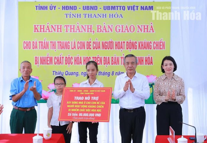 Bí thư Tỉnh ủy Lê Đức Thái trao kinh phí hỗ trợ, bàn giao nhà cho gia đình bà Trần Thị Trang, thôn Trí Cường 3, xã Thiệu Quang.