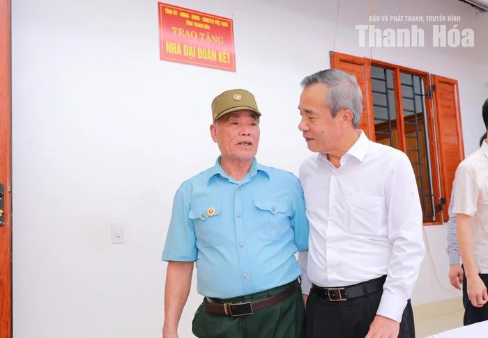 Bí thư Tỉnh ủy Lê Đức Thái chia sẻ với ông Lê Công Hoan - người nhiễm chất độc hóa học là bố đẻ bà Lê Thị Ngân.