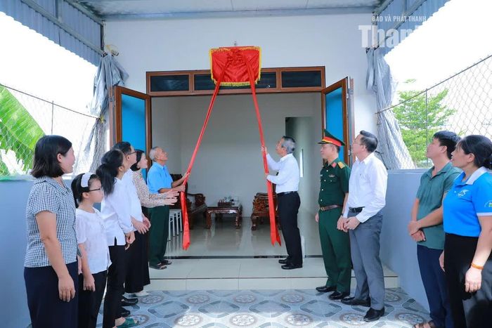 Bí thư Tỉnh ủy Lê Đức Thái và các đại biểu thực hiện nghi lễ khánh thành nhà.