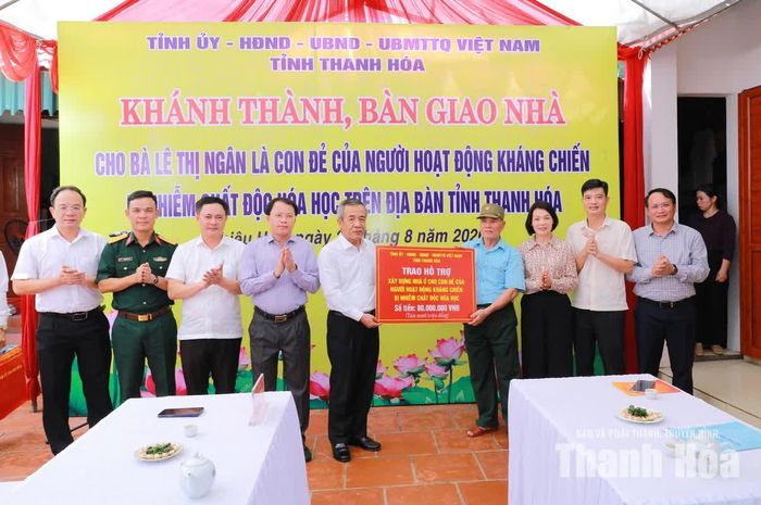 Bí thư Tỉnh ủy Lê Đức Thái trao kinh phí hỗ trợ, bàn giao nhà cho gia đình bà Lê Thị Ngân, thôn Hoạch Phúc, xã Thiệu Hóa.