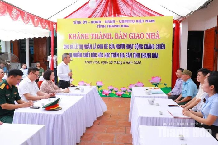 Bí thư Tỉnh ủy Lê Đức Thái phát biểu tại lễ khánh thành, bàn giao nhà cho gia đình bà Lê Thị Ngân, thôn Hoạch Phúc, xã Thiệu Hóa.