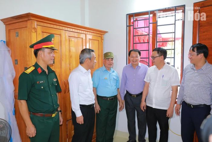 Bí thư Tỉnh ủy Lê Đức Thái thăm gia đình bà Lê Thị Ngân, thôn Hoạch Phúc, xã Thiệu Hóa.