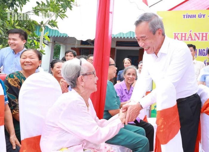 Bí thư Tỉnh ủy Lê Đức Thái thăm hỏi sức khỏe người cao tuổi đến chung vui với gia đình bà Lê Thị Ngân.