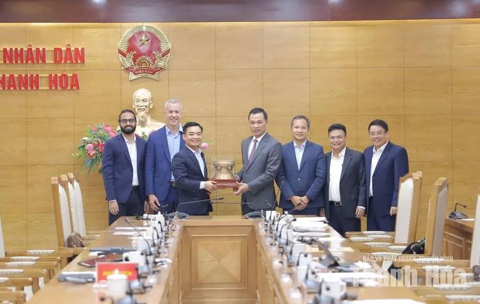 Chủ tịch UBND tỉnh Thanh Hóa Tô Anh Dũng trao quà lưu niệm cho đoàn công tác của USABC.