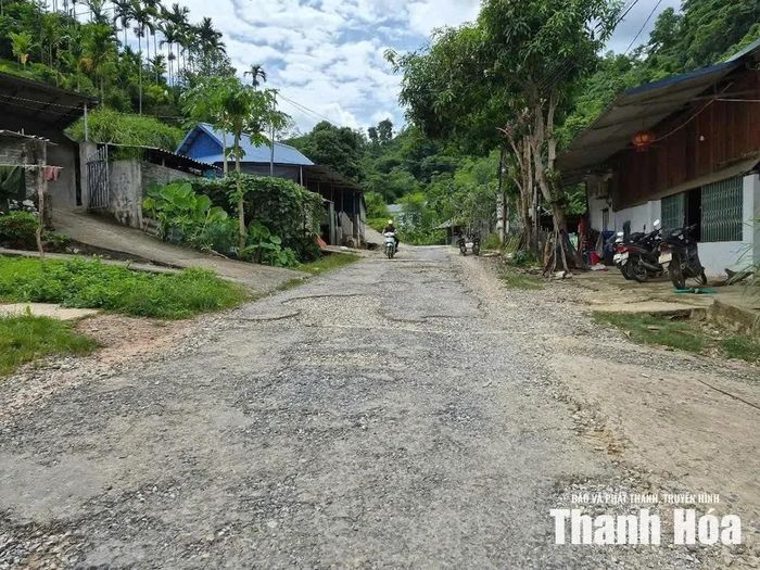 Hình ảnh đoạn đường tỉnh 521B qua xã Cổ Lũng trong bài viết "Điểm nghẽn" trên hành trình phát triển du lịch của tác giả Đình Giang.