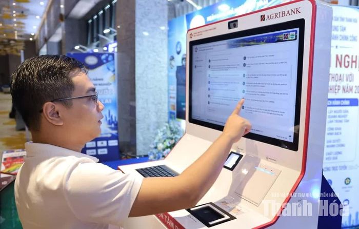 Tại hội nghị, cùng với phiên đối thoại trực tiếp, 6 bàn tư vấn của các sở, ngành sẽ trực tiếp giải đáp, tư vấn về thủ tục hành chính, hồ sơ cho doanh nghiệp (Trong ảnh: Cán bộ Trung tâm Phục vụ hành chính công tỉnh Thanh Hóa kiểm tra kiot thông minh hỗ trợ giải quyết thủ tục hành chính).