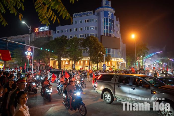 Khu vực đường Trần Phú - Đại lộ Lê Lợi rực đỏ trong sắc cờ Tổ quốc, với dòng người và phương tiện nối dài trong đêm ăn mừng chiến thắng.