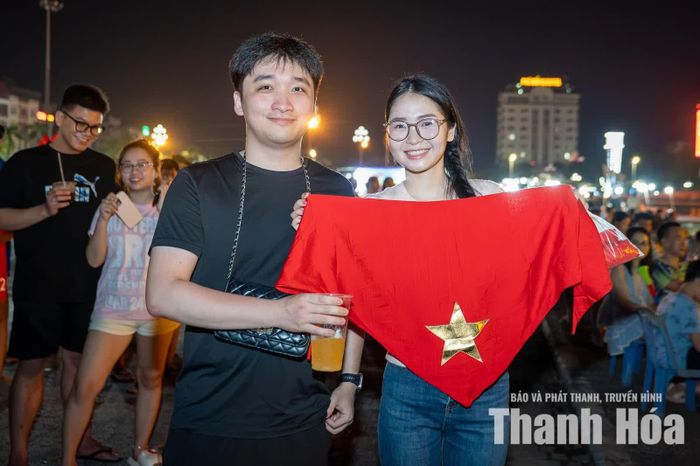Đôi bạn trẻ Minh Hiếu và Ngân Hà chia sẻ niềm vui sau trận chung kết đầy cảm xúc.