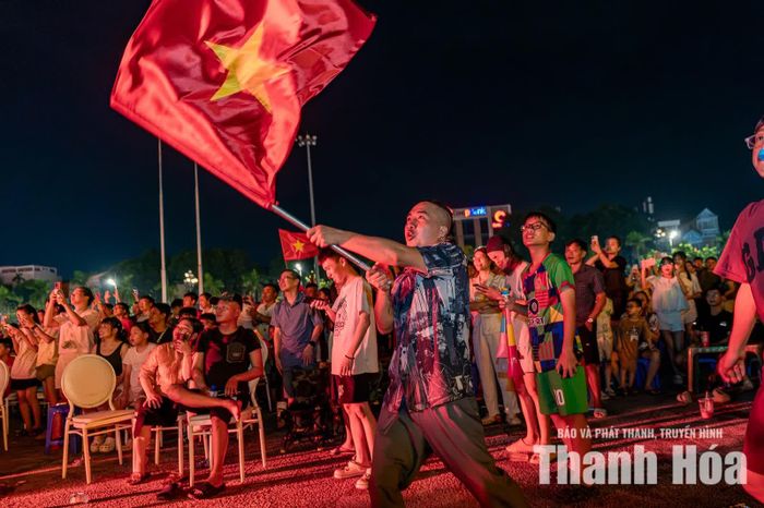 Niềm vui chiến thắng được thể hiện bằng những lá cờ Tổ quốc tung bay và những tiếng reo hò vang khắp Quảng trường Lam Sơn.