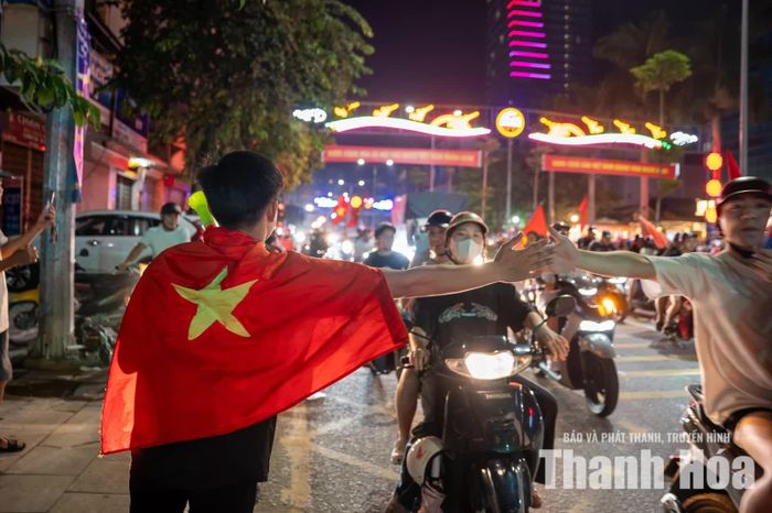 Một đêm không ngủ của người hâm mộ bóng đá xứ Thanh cứ thế kéo dài...
