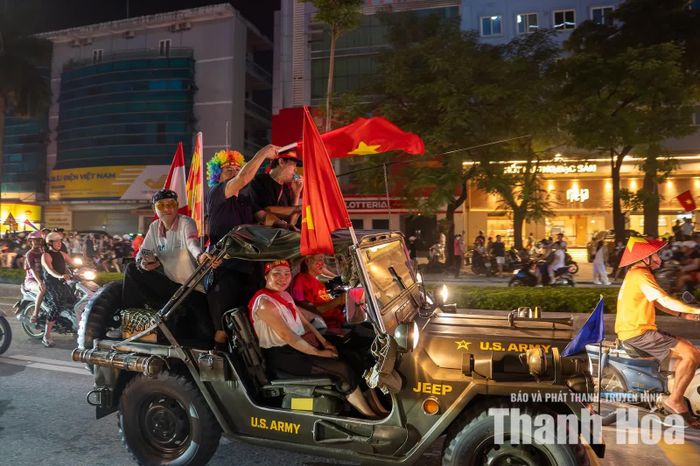 Tiếng hò reo, tiếng còi xe cùng sắc đỏ của cờ Tổ quốc khiến nhiều tuyến phố trở nên vô cùng sôi động.