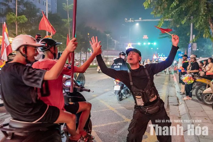 Những cái bắt tay giữa những người xa lạ bỗng trở nên thân tình. Những nụ cười trao nhau không cần lời nói. Tất cả cùng gặp nhau trong một niềm vui chung, tự hào chung của cả dân tộc.