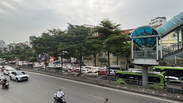Đường Trần Nhật Duật (đường dưới) đông đúc phương tiện giao thông vào giờ cao điểm. Ảnh: Thanh Xuân