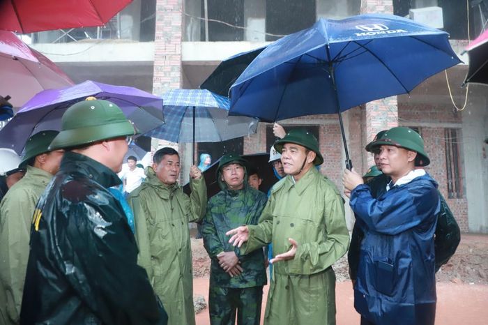 Chủ tịch UBND tỉnh Nghệ An Võ Trọng Hải đi kiểm tra thực địa tiến độ xây dựng các trường phổ thông nội trú liên cấp Tiểu học và THCS tại các xã biên giới. Ảnh: Kim Oanh