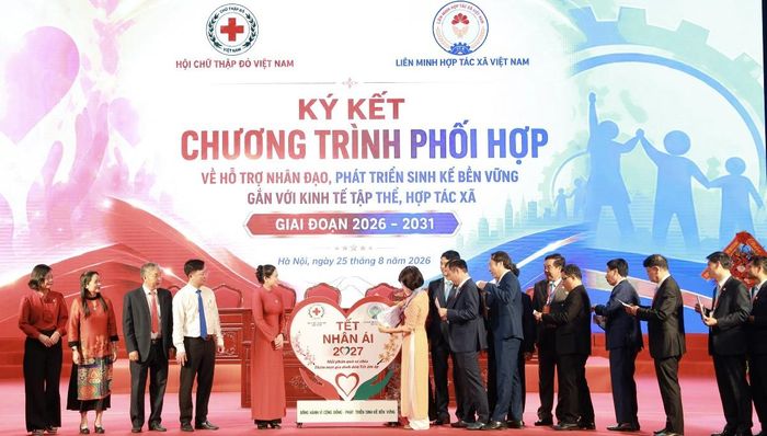 Ký kết chương trình phối hợp giữa Liên Minh Hợp tác xã Việt Nam và Hội Chữ thập đỏ Việt Nam. Ảnh: Chu Khôi.
