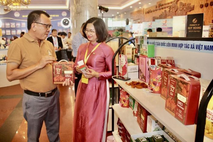 Nhiều sản phẩm OCOP của các hợp tác xã được giới thiệu bên lề Đại hội. Ảnh: Chu Khôi.