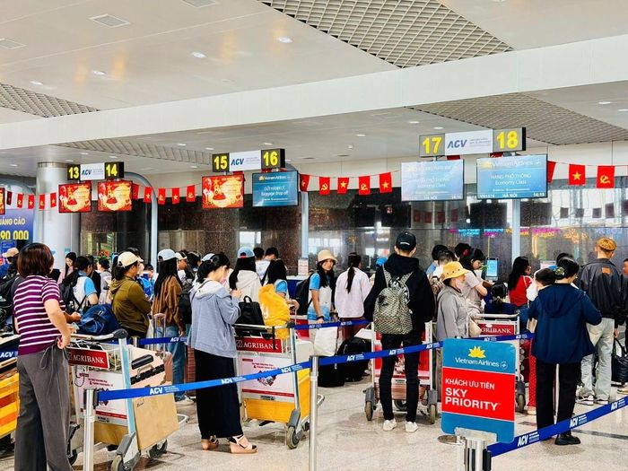 Sân bay Liên Khương đã đón gần 5.000 lượt khách trong ngày đầu mở cửa trở lại. Ảnh: WorldTrans