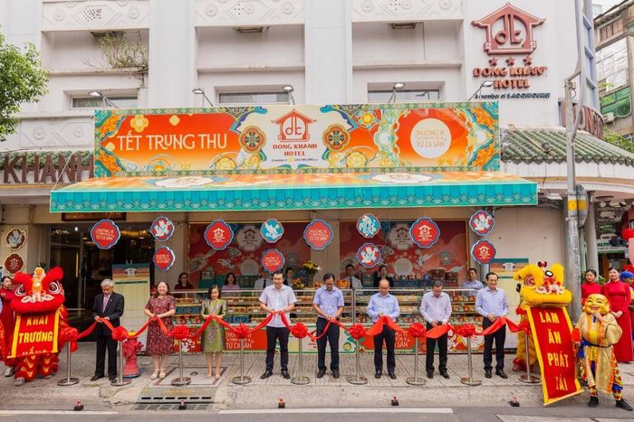 Tại TP.HCM, nhiều gian hàng bánh Trung thu đã khai trương từ cuối tháng 7, đầu tháng 8 Dương lịch. Ảnh: Khách sạn Đồng Khánh