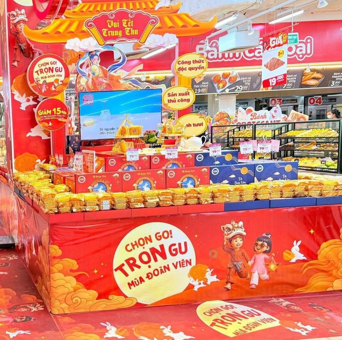 Dòng sản phẩm nhãn hàng riêng từ các siêu thị lớn dự báo sẽ càng làm tăng tính cạnh tranh trên thị trường bánh Trung thu 2026. Ảnh: GO Việt Nam