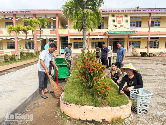 Cán bộ, giáo viên Trường Tiểu học Hòa Thuận, xã Hòa Thuận, vệ sinh khuôn viên trường học chuẩn bị cho năm học mới.