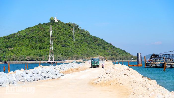 Xe ben vận chuyển đá phục vụ thi công dự án đường dẫn ra Cảng tổng hợp Hà Tiên. Ảnh: DANH THÀNH