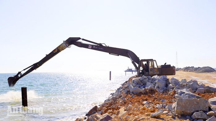 Thi công hạng mục kè bảo vệ thuộc dự án đường dẫn ra Cảng tổng hợp Hà Tiên. Ảnh: DANH THÀNH