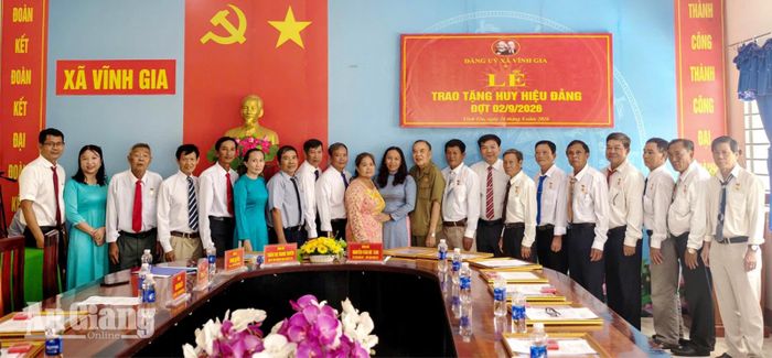 Ban Thường vụ Đảng ủy xã Vĩnh Gia trao Huy hiệu Đảng cho các đảng viên.