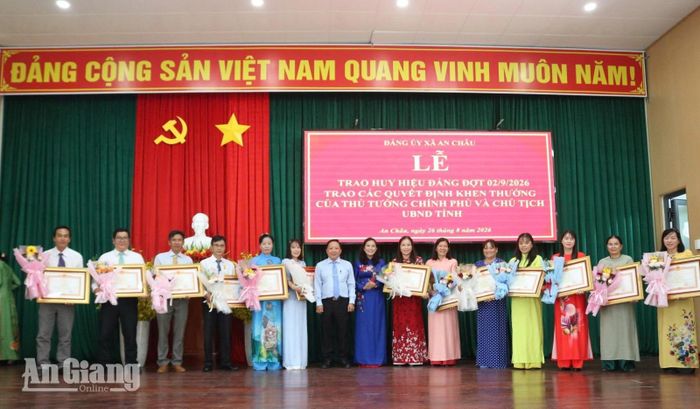 Lãnh đạo xã trao Bằng khen của Thủ tướng Chính phủ cho các cá nhân có thành tích xuất sắc trong công tác giáo dục và đào tạo.
