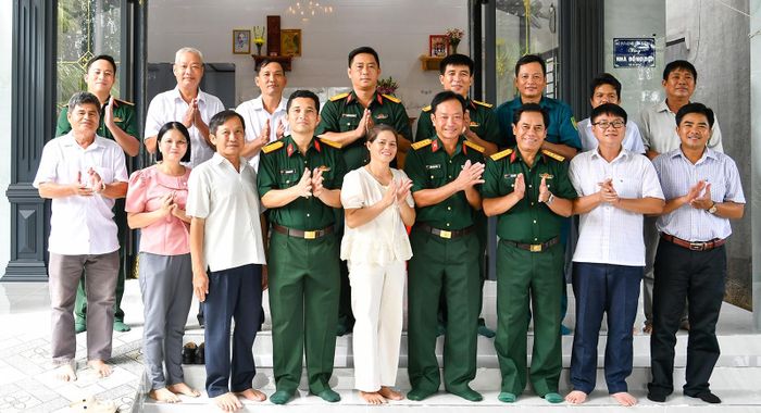 Bàn giao nhà cho Đại úy Quân nhân chuyên nghiệp Nguyễn Văn Cảnh, Nhân viên Quân lực, Quân khí kiêm Thủ kho, Ban Chỉ huy Quân sự xã Cô Tô.