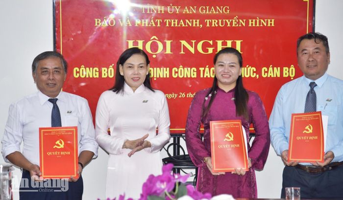 Phó Giám đốc Báo và phát thanh, truyền hình An Giang Huỳnh Thị Diễm trao quyết định bổ nhiệm viên chức giữ chức Phó Trưởng phòng Chuyên đề.