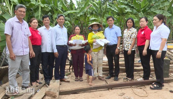 Chính quyền địa phương đến thăm hỏi, trao hỗ trợ 2 hộ bị ảnh hưởng nặng trong vụ sạt lở.
