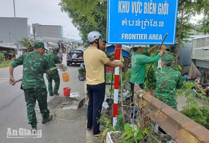 Cán bộ, chiến sĩ Đồn Biên phòng Vĩnh Gia cùng các lực lượng và người dân cắm biển báo biên giới ở vị trí thi công khó.