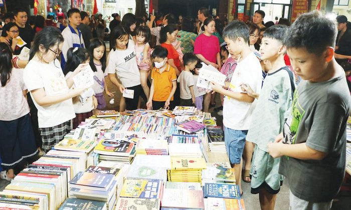 Trẻ em trải nghiệm không gian trưng bày sách tại phố đi bộ phường Kinh Bắc.