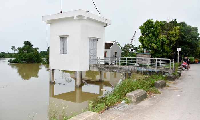  Mực nước sông Thương lên cao tại khu vực cống Chuông khiến cống tự chảy này phải đóng lại, gây dồn ứ nước trong đồng ruộng và nguy cơ ngập úng tại xã Phúc Hòa. 