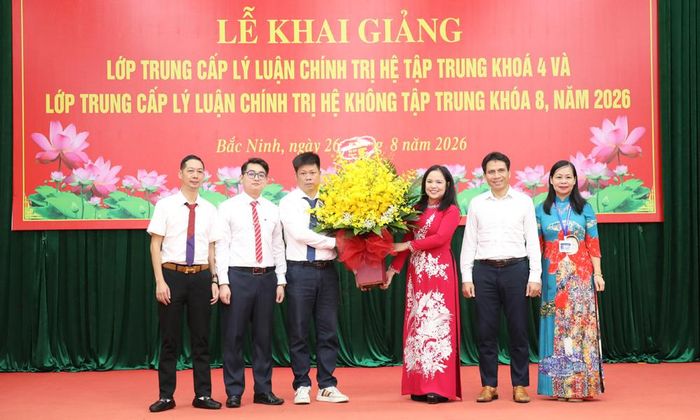  Đại diện các lớp tặng hoa nhà trường.  