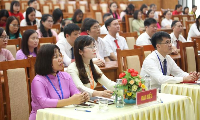  Đại biểu và các học viên dự khai giảng.  