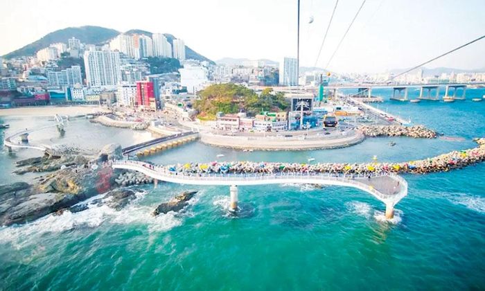 Thành phố Busan bên bãi biển Songdo (Hàn Quốc).