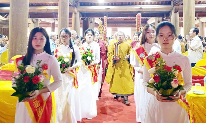  Các chư tôn đức, tăng, ni, Phật tử thực hiện nghi thức tại Đại lễ Vu Lan chùa Vĩnh Nghiêm. 