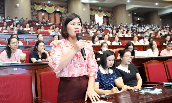  Các đại biểu nêu ý kiến tại hội nghị. 